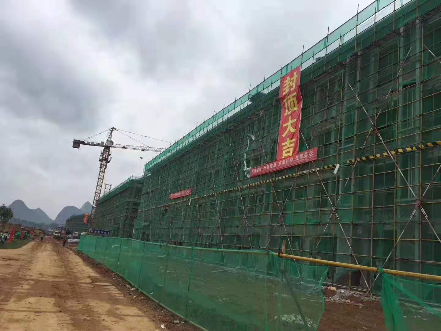 廣西綠桂涂料廠拿下百色靖西京師外國語學校外墻裝飾工程2